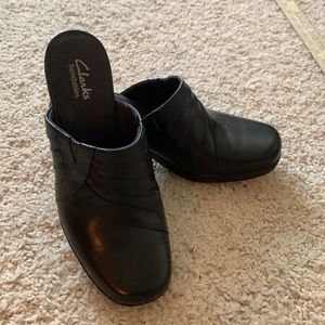 Clarks bendable, like new, black shoes